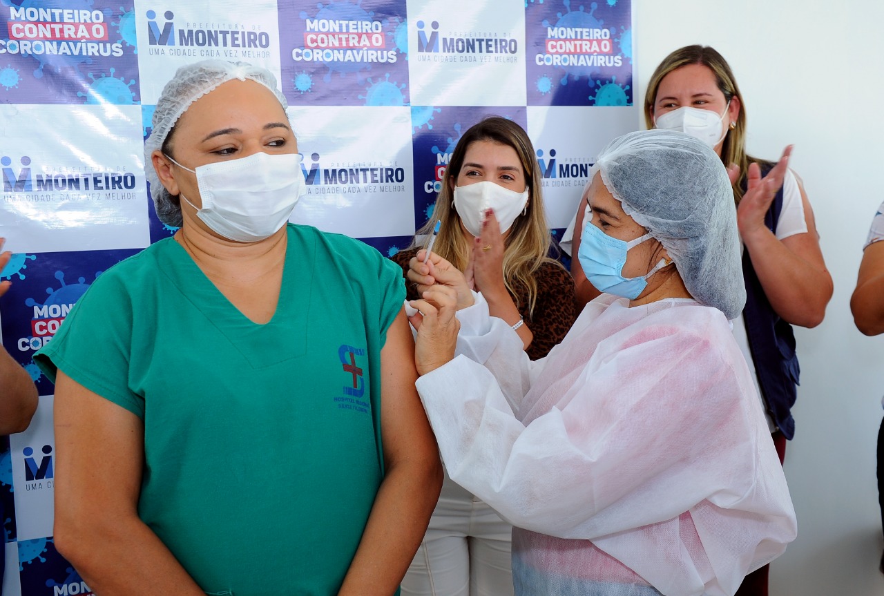 Enfermeira-do-Hospital-Regional-Santa-Filomena-e-a-primeira-a-receber-a-vacina-contra-a-Covid-em-Monteiro-5 Enfermeira do Hospital Regional Santa Filomena é a primeira a receber a vacina contra a Covid em Monteiro