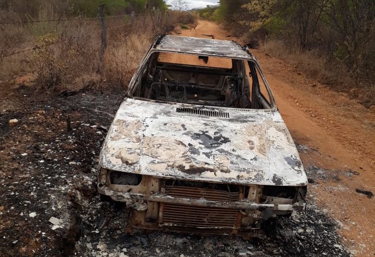 IMG-20210122-WA0135-e1611331887502 Carro roubado é encontrado incendiado na zona rural de Monteiro