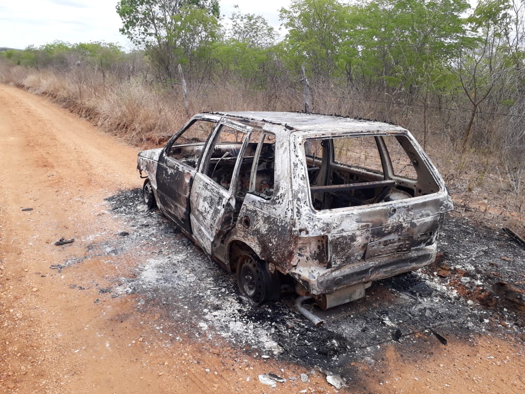 IMG-20210122-WA0140 Carro roubado é encontrado incendiado na zona rural de Monteiro