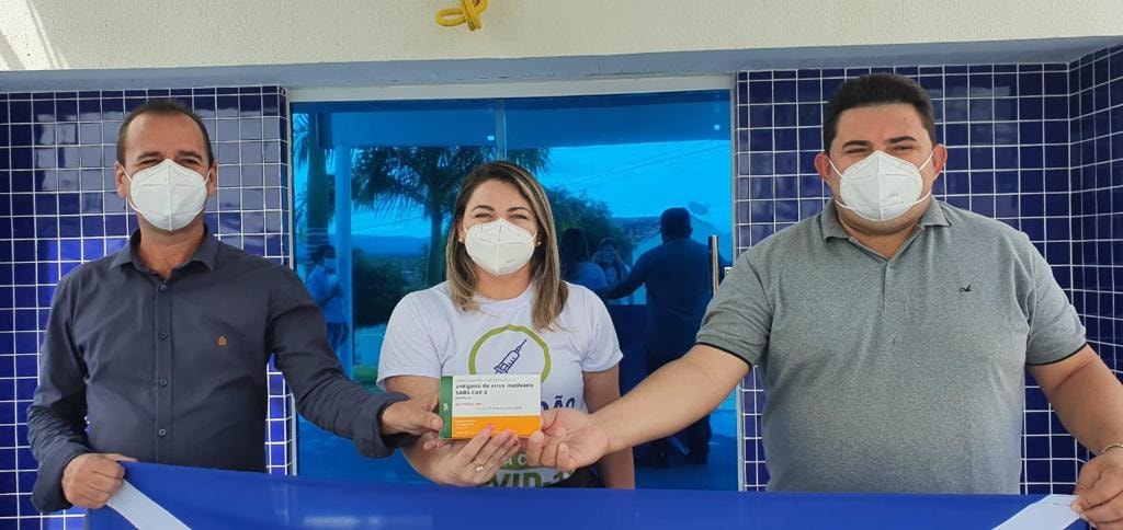 SAO-JOAO-DO-TIGRE-VACINA-COVID São João do Tigre inicia imunização de profissionais de saúde contra a Covid-19 na presença do Prefeito Márcio Leite.