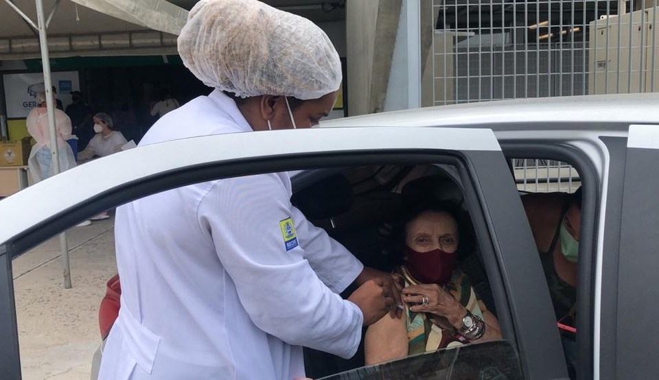 maura_monteiro_pb Monteirense de 100 anos é vacinada contra Covid-19 em Recife