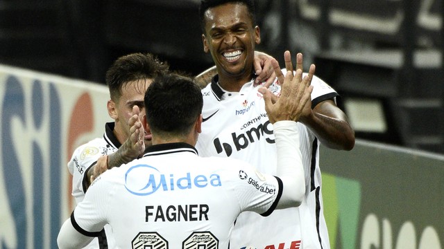 rib1405 Corinthians goleia o Fluminense e encosta na briga por vaga na Libertadores