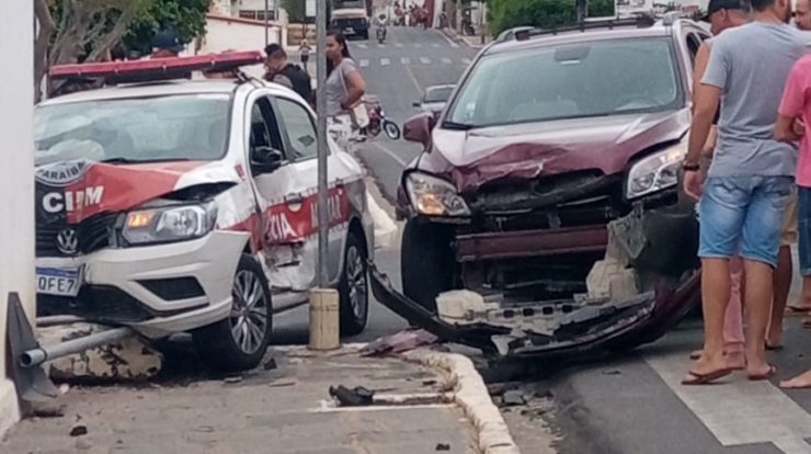 17-22-50-IMG-20210213-WA0281-740x414-1 Carro colide com viatura da Polícia Militar em Boqueirão; apenas danos materiais