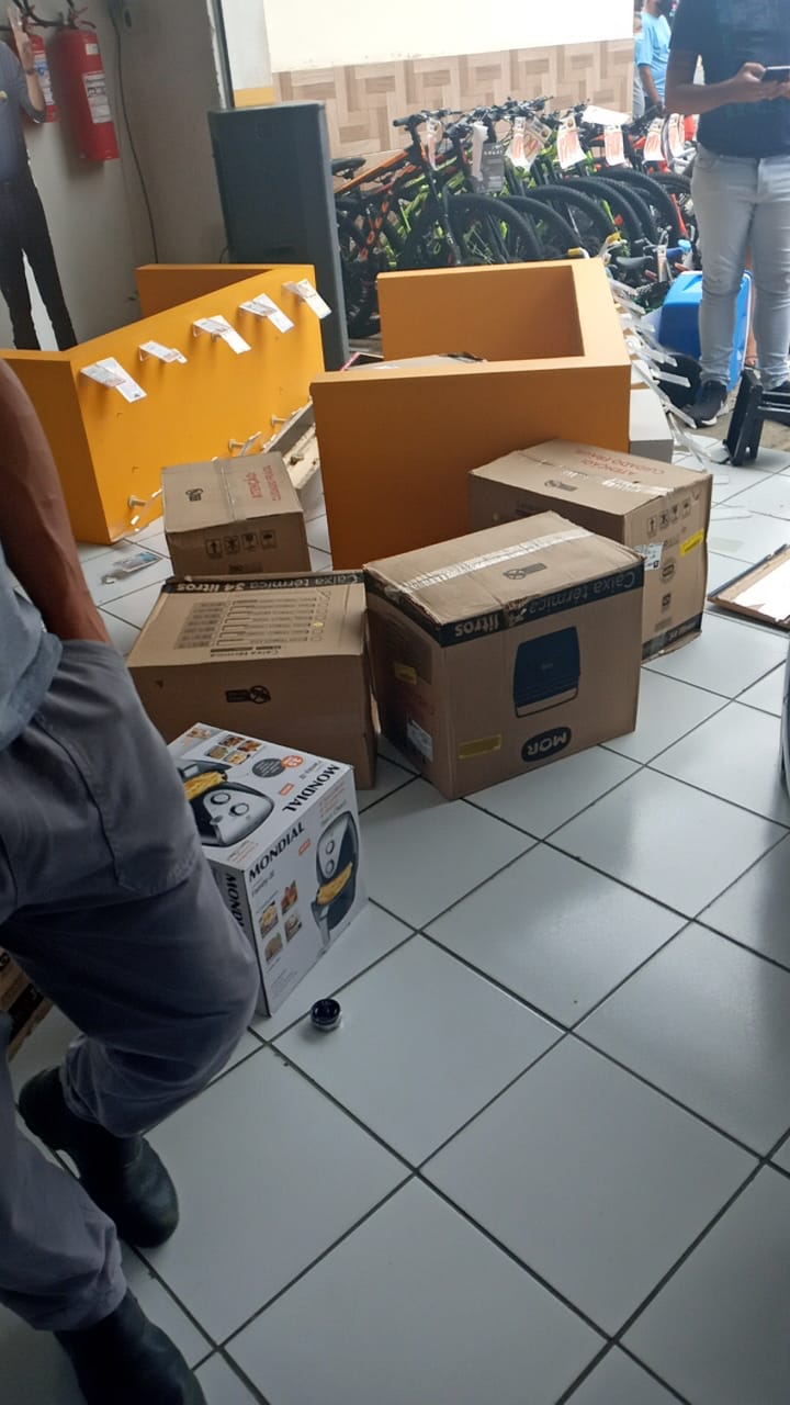 IMG-20210226-WA0178 Homem surta, quebra móveis e eletrodomésticos no Armazém Paraíba em Monteiro.
