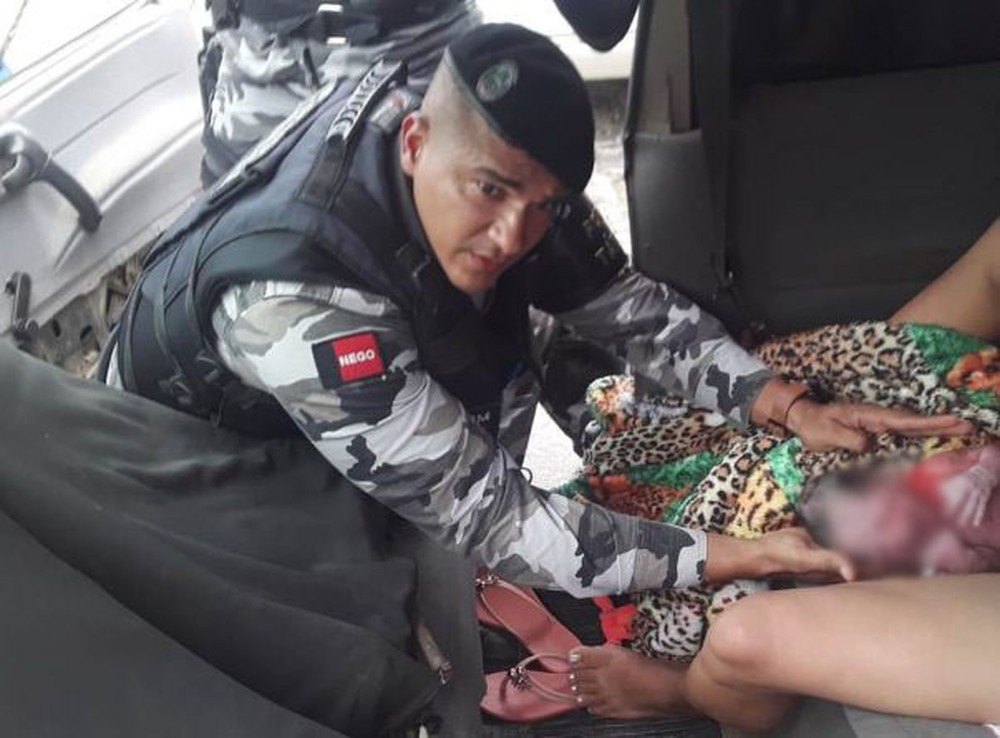 Policiais-fazem-parto-de-bebe Policiais fazem parto de bebê dentro de carro na Paraíba
