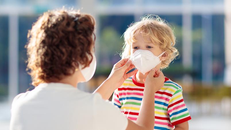 crianca-de-mascara Testes de vacina em crianças começam com imunizante já usado em adultos