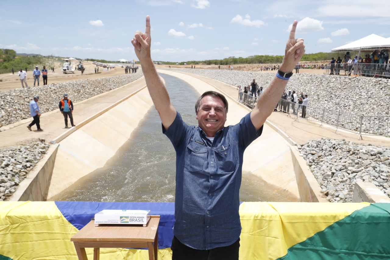 op Bolsonaro participa de teste de comportas do Ramal Agreste da Transposição do Rio São Francisco em Pernambuco