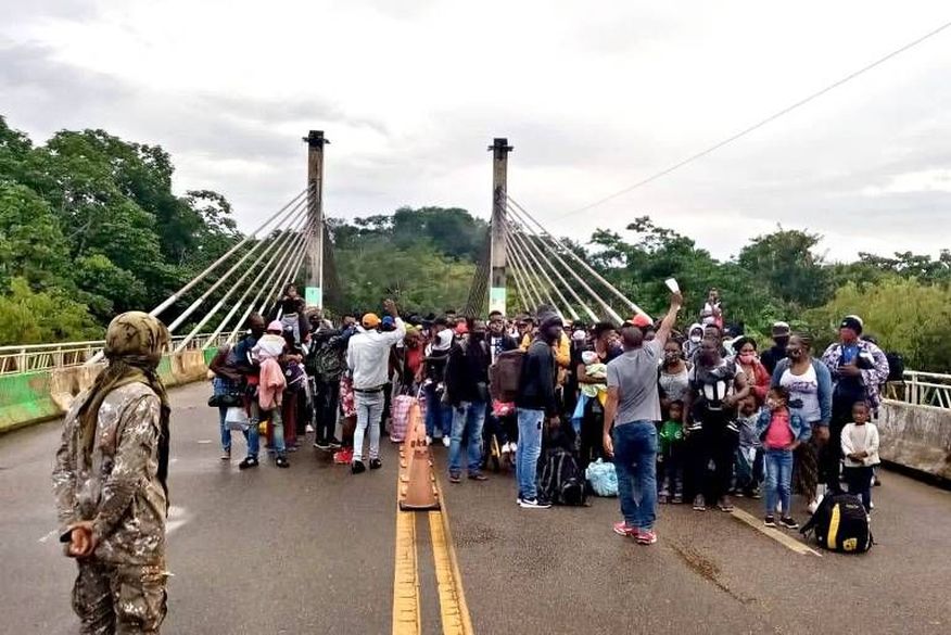ponte_brasil_peru Em manifestação, imigrantes fecham ponte entre Brasil e Peru no Acre