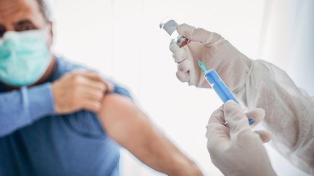 113751680_vacuna Vacina de Oxford e da Pfizer reduzem em 90% internação de idosos acima de 70 anos após aplicação da primeira dose