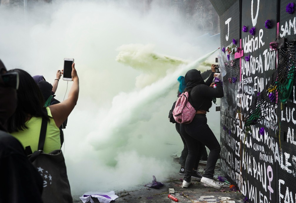 2021-03-08t225725z-1595484960-rc2a7m9agnzj-rtrmadp-3-womens-day-mexico Polícia usa gás lacrimogêneo para dispersar protesto durante o Dia da Mulher no México