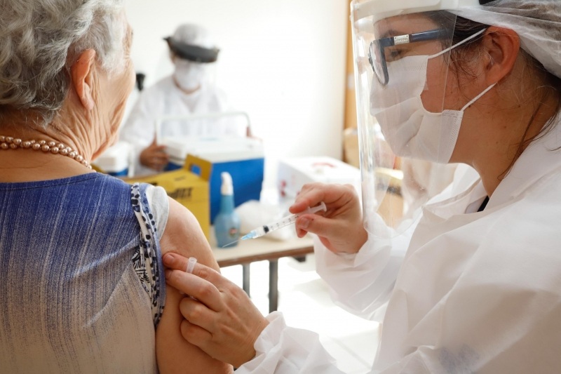 Vacina-Idosos-nova Mais vacinas: Idosos com idade entre 65 e 69 anos recebem primeira dose da vacina neste sábado