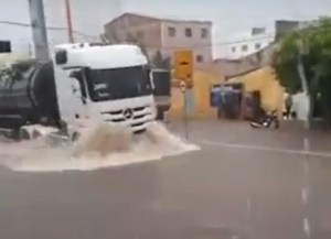 chuvasumeee Sumé registra a maior chuva do estado nas últimas 24h, águas alagam ruas da cidade