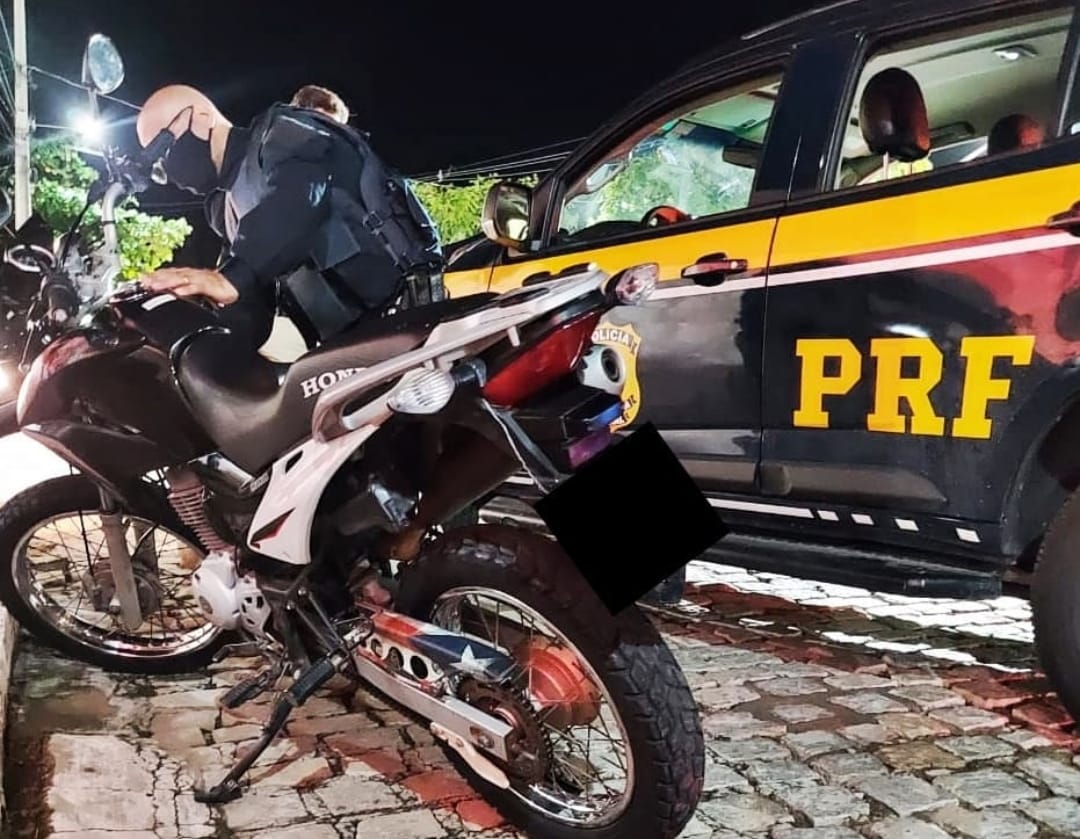 d11c1e45-5aa9-44dc-8aa1-ef4b05a07576 A PRF na Paraíba recuperou mais uma motocicleta roubada e que estava adulterada. A ação aconteceu no município de Sumé