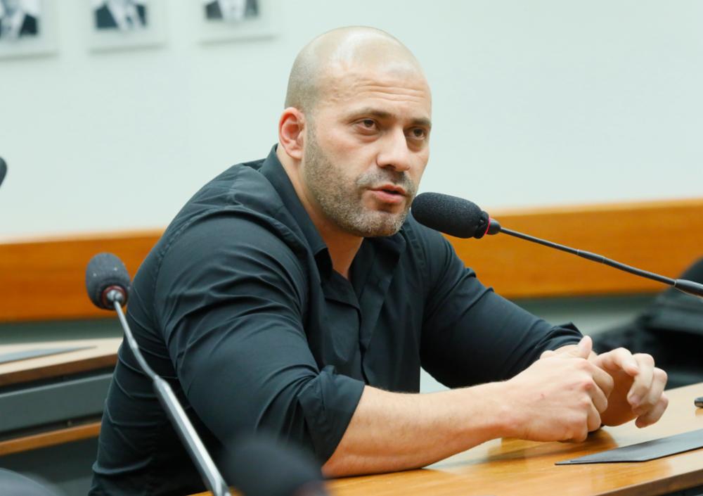 daniel-silveira Daniel Silveira sai da prisão para cumprir pena em casa após decisão de Moraes