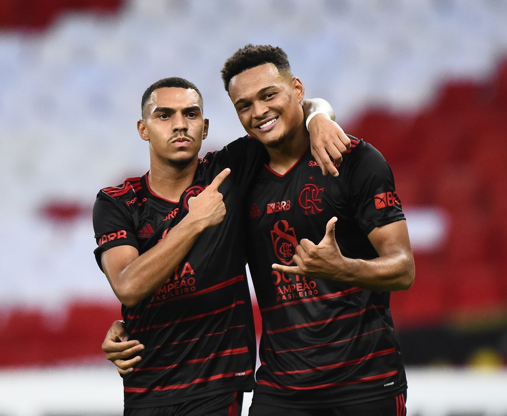 fla Flamengo mostra que clube tem dois laterais para o futuro