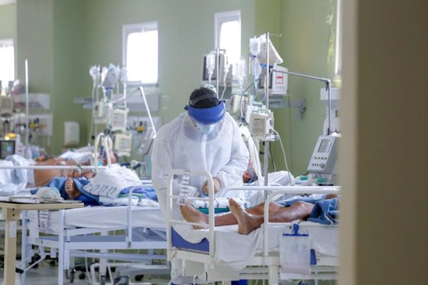 leitos-de-uti-para-pacientes-da-covid-19-do-hospital-regional-norte-no-ceara-600x400 Brasil pode ter 1 milhão de casos diários de covid em 15 dias, diz estudo