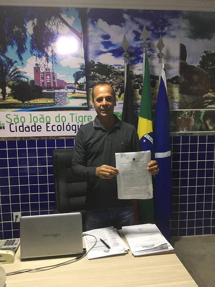marcio-leite-prefeito-de-sao-joao-do-tigre2 Prefeito de São João do Tigre assina ordem de serviço para aquisição de um trator agrícola de pneus