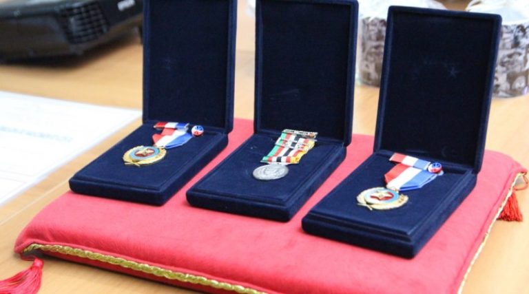 medalha3-768x427-1 Policiais militares que socorreram dona de casa que estava em trabalho de parto são condecorados com medalhas