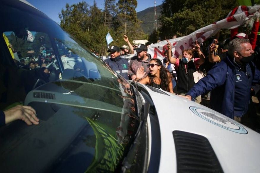 protesto_argentina Manifestantes contra a mineração atacam com pedras van que transportava o presidente da Argentina