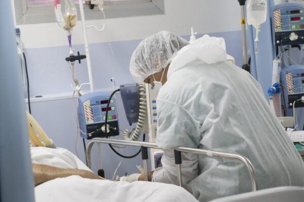 saude-profissional-uti-enfermeiro-medico-paciente-tratamento-coronavirus-covid-696x464-1-600x400 Brasil registra 56 mortes por Covid em 24 h e mais de 5 mil casos