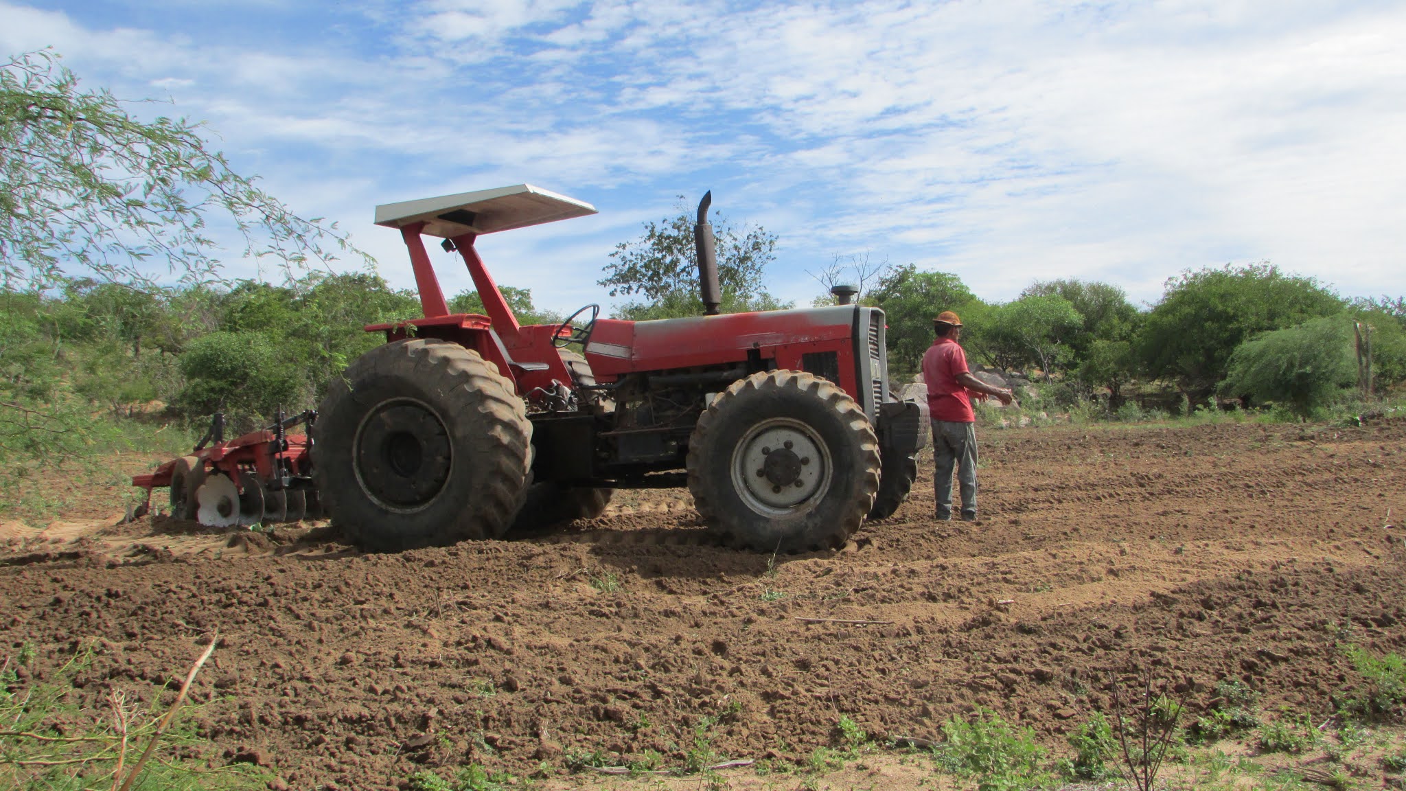 trator Prefeitura de São João do Tigre, intensifica aração de terras de agricultores na região de Cacimbinha.