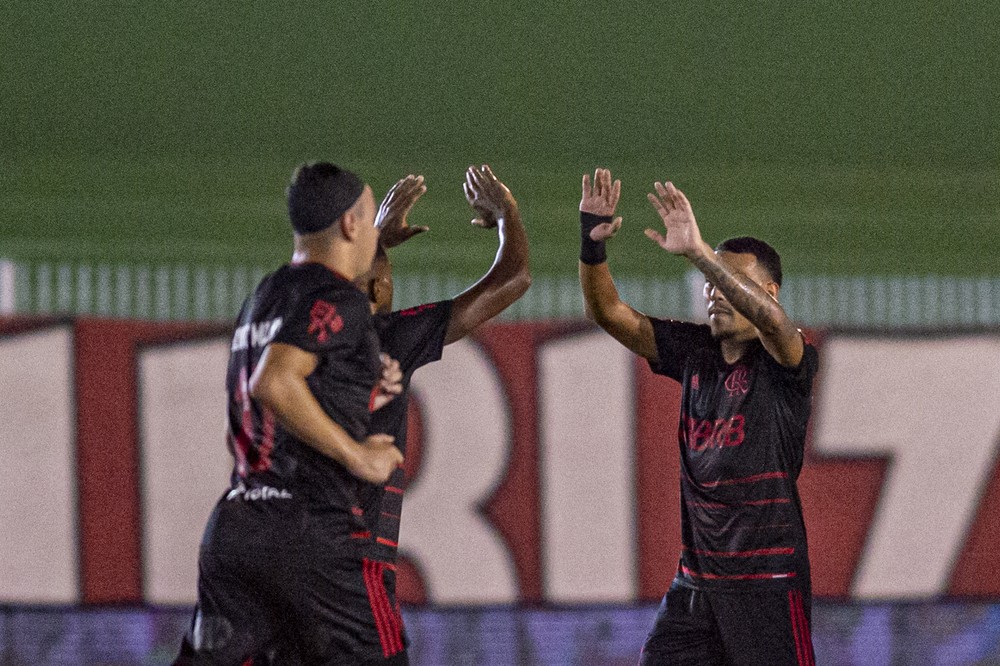 vitinho Vitinho comemora gol, elogia volume de jogo do Flamengo e diz: "A bola não quis entrar"