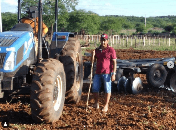 z Prefeitura Municipal de Prata segue beneficiando agricultores com aração de terras