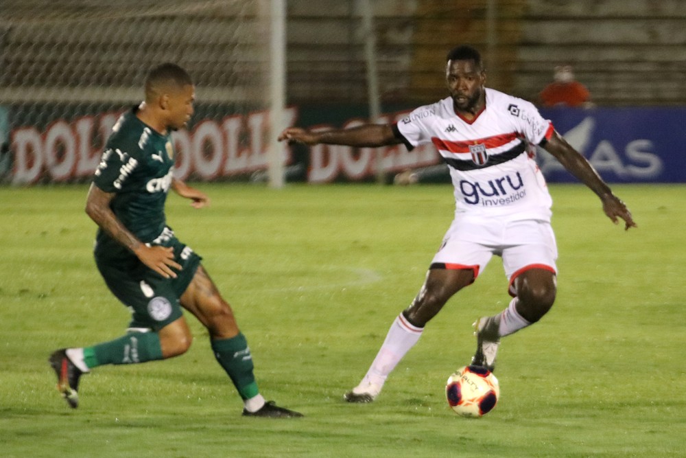 4 Apesar de considerar Botafogo-SP melhor contra Palmeiras, Victor Bolt valoriza empate