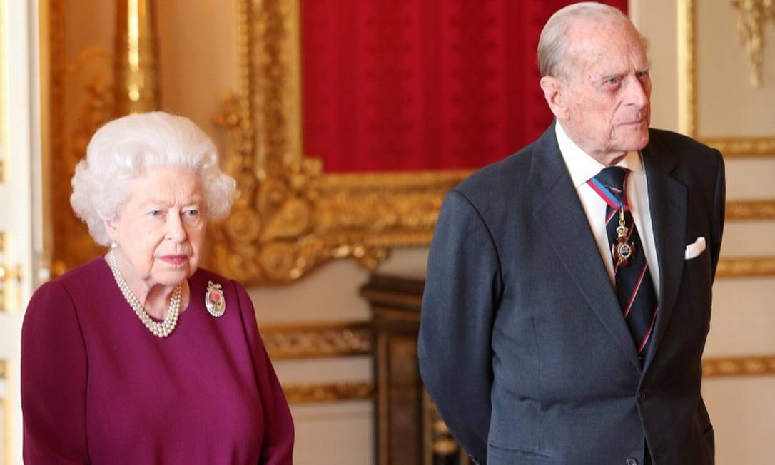 91665455_FILE-PHOTO-Britains-Queen-Elizabeth-and-Prince-Philip-Duke-of-Edinburgh-join-members-of-th Príncipe Philip teria morrido na cama, ao lado da rainha Elizabeth II, diz jornal