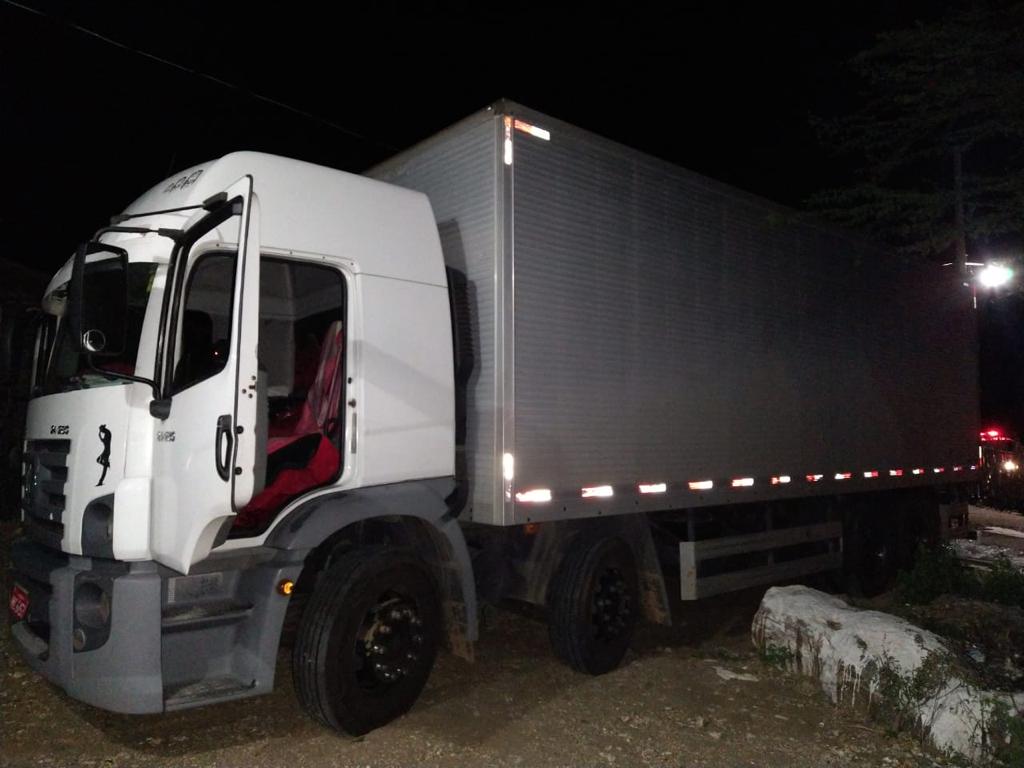 IMG-20210407-WA0294 No Cariri: Caminhão roubado com carga de aguardente é recuperado pela Polícia