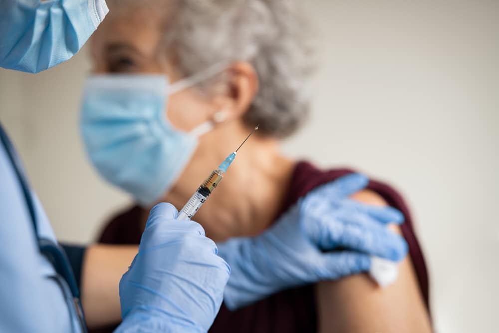 Vacina-covid-idoso MONTEIRO VACINA: Idosos com idade acima de 65 anos recebem a 2ª dose da vacina contra Covid