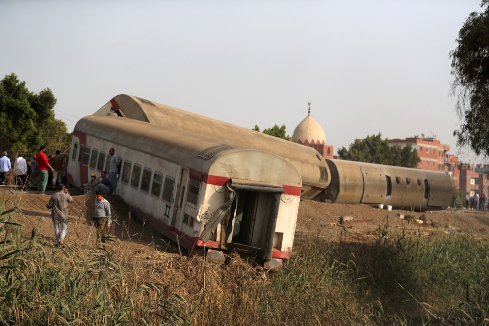 cairo-04 Trem descarrila e deixa 11 mortos e mais de 90 feridos no Egito