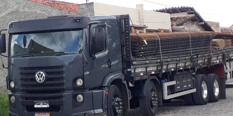 caminhao Caminhões roubados são recuperados nos municípios de Sertânia e Tuparetama no Pernambuco