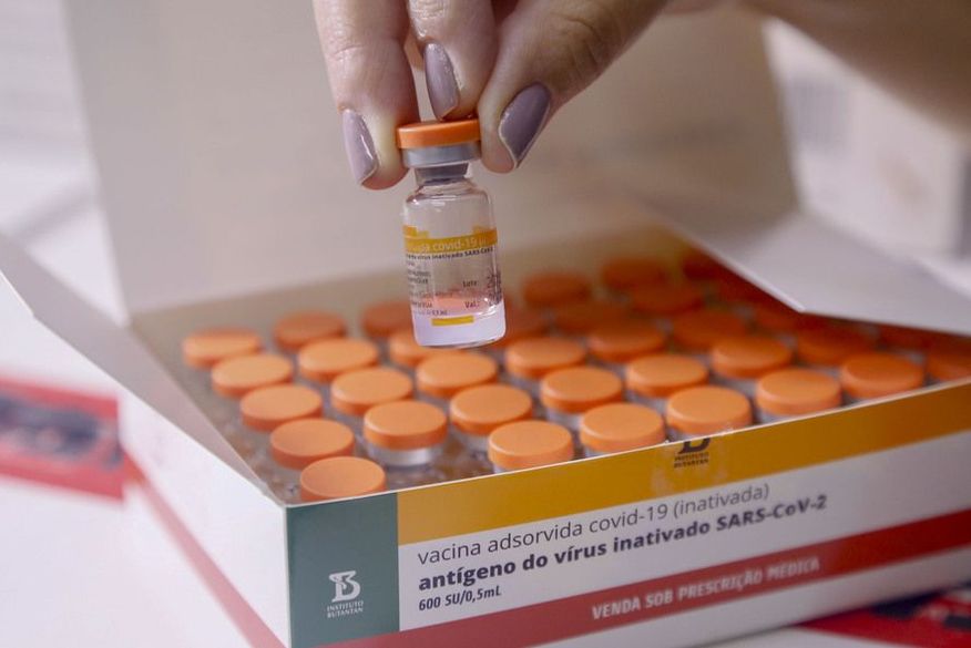 coronavac_butantan Ministério da Saúde reduz em 31% a previsão de entrega de vacinas contra Covid em maio