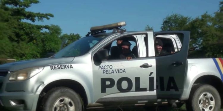 pm-pe Homens são presos após roubar relógio e celular em Sertânia