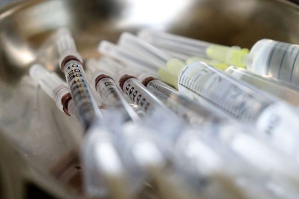 seringas_vacina_foto_pixabay-599x400 Mundo atinge a marca de 1 bilhão de vacinas contra a covid aplicadas