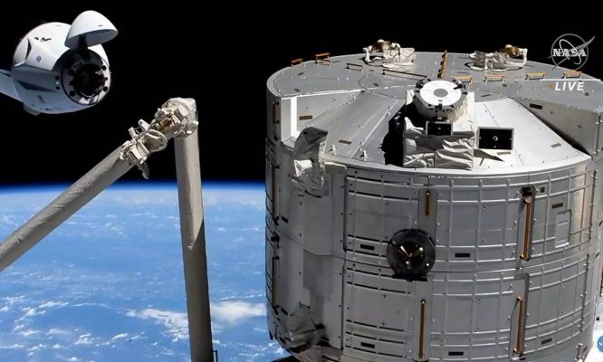 x92596253_This-screen-grab-taken-from-the-NASA-live-feed-shows-the-SpaceXs-Crew-Dragon-spacecraft-at.jpg.pagespeed.ic_.VTJaGI_Cjy-666x400 Astronautas da Nasa chegam à Estação Espacial Internacional a bordo de nave da SpaceX