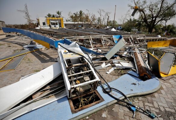 2021-05-19t154621z-2006842264-rc2xin9ntsyn-rtrmadp-3-asia-storm-india-584x400 Outro ciclone ameaça a Índia; Tauktae deixou 110 mortos