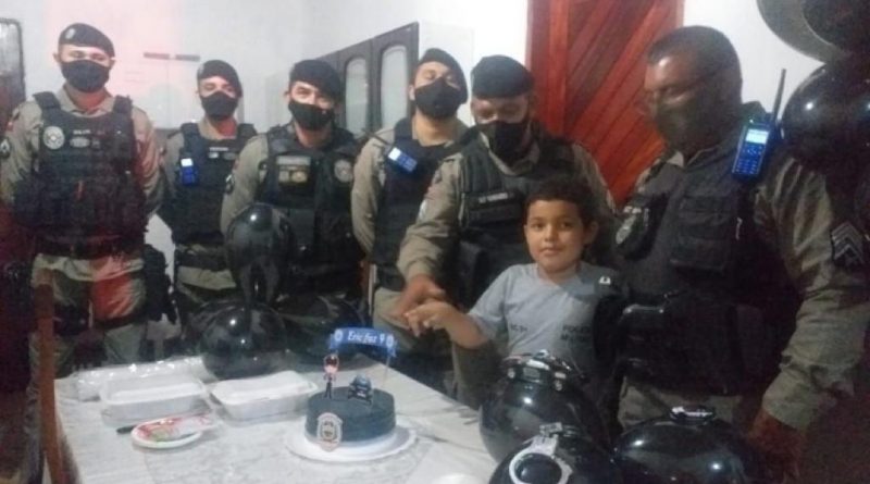 6ab9dee2-1b69-4e74-adee-f52dfda431c5-800x445-1 Policiais Militares fazem surpresa no aniversário de menino que sonha em ser policial na Paraíba