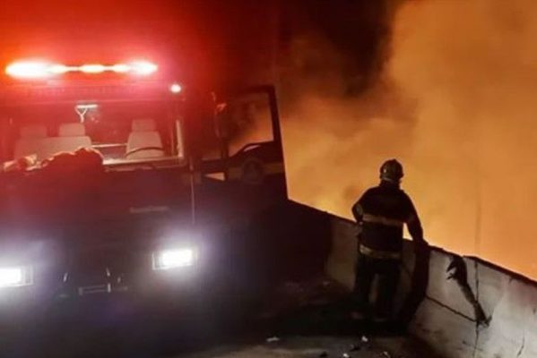 caminhoneiro_chamas-599x400 Paraibano morre carbonizado após perder controle e caminhão tombar em rodovia de Minas Gerais