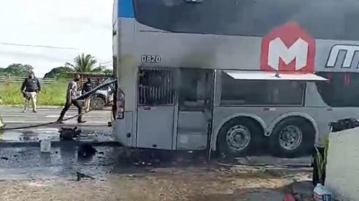 onibus_botafogo-pb-740x414-1-700x392 Ônibus com jogadores do Botafogo-PB fica parcialmente destruído após incêndio