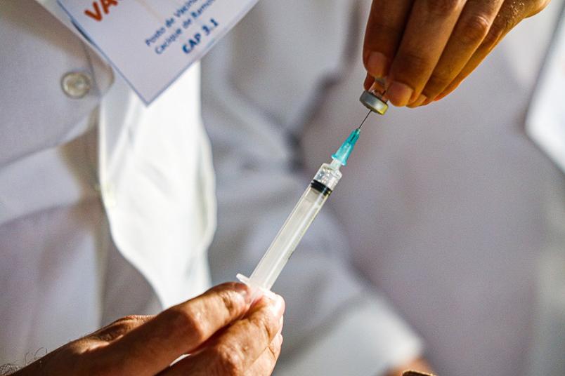 profissional-de-saude-prepara-dose-de-vacina-contra-o-coronavirus Secretaria de Saúde de São João do Tigre divulga cronograma de vacinação da COVID-19 para a próxima semana