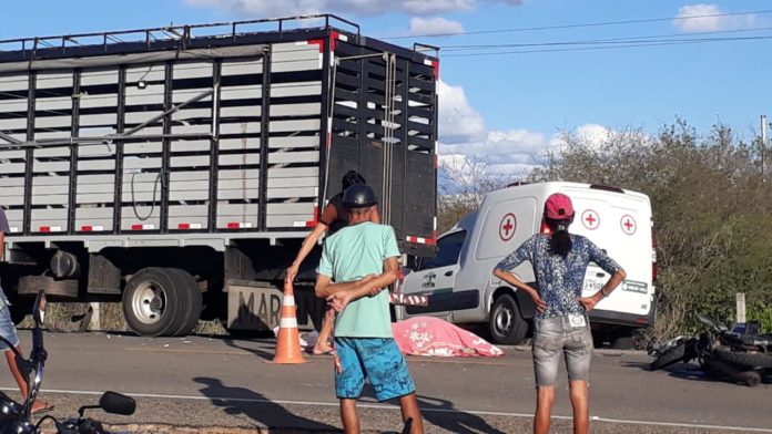 1-2-1 Acidente entre moto e caminhão boiadeiro mata agricultor em Assunção