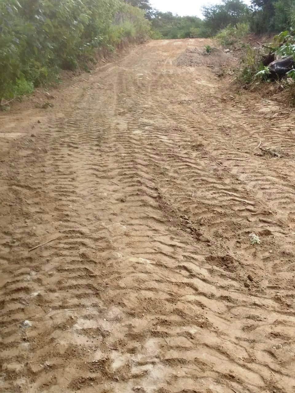 Estradas Secretaria de Agricultura realiza reparos na estrada do Limitão a Picos, além de outros atendimentos