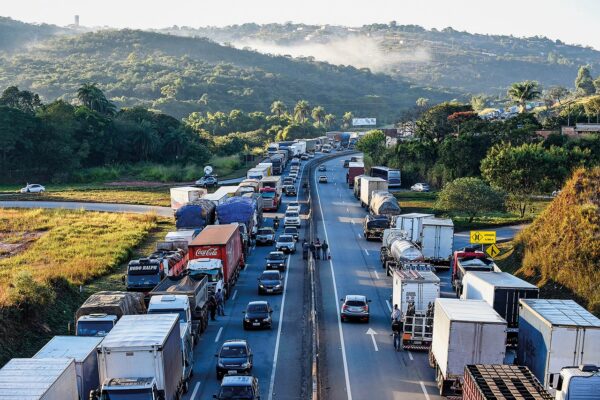 Greve-dos-caminhoneiros-nao-esta-causando-congestionamentos-em-transito-brasileiro-600x400 Greve indeterminada dos caminhoneiros, a partir de 25 de julho, contra o aumento nos preços dos combustíveis praticados pela Petrobras