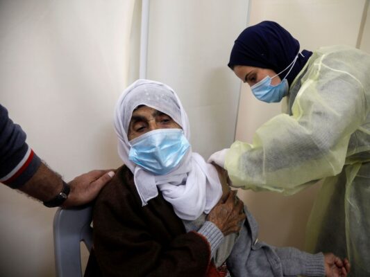 KKOUAHOLNK5A3ILCF6RZ5DNFRQ-533x400 Israel anuncia envio de 1 milhão de vacinas à Palestina em acordo de troca