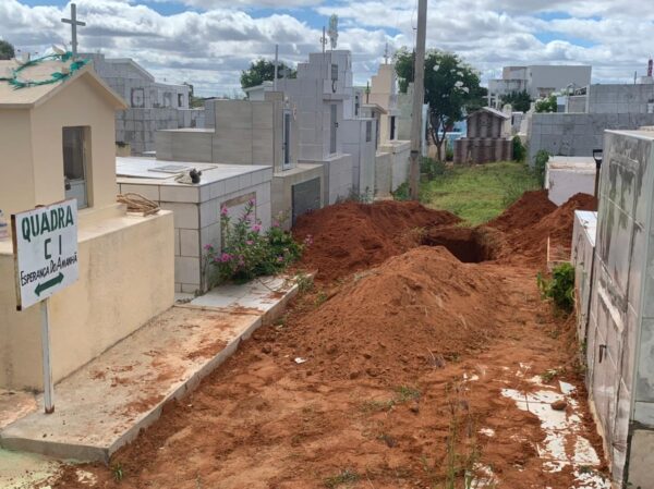 b48506a8-4464-46c8-b4e1-bf6e7e4e7826-600x449-1 Cemitério de Serra Branca não tem mais onde enterrar seus mortos e valas estão sendo abertas nas avenidas