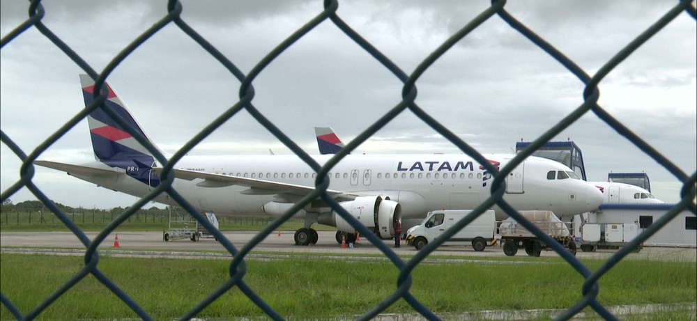 latam-aviao Pássaro entra em turbina e avião retorna ao Aeroporto Castro Pinto após decolagem, na PB