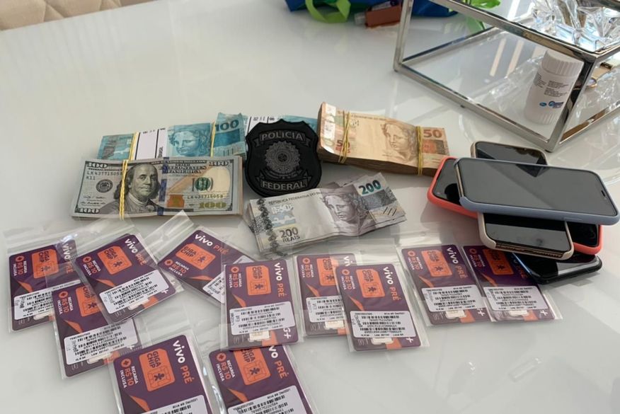 policia_federal_apreendeu_PARAIBA PF apreendeu 35 mil em reais, 1.700 em dólares, carros de luxo e documentos falsos ao capturar foragido do PB1