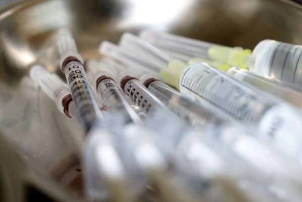 seringas_vacina_foto_pixabay-599x400 Doria afirma que 1 milhão de vacinas prontas para uso chegam na terça-feira